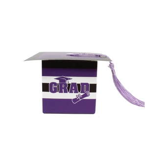 Caja de regalo de graduación a rayas moradas con texto GRAD y borla decorativa