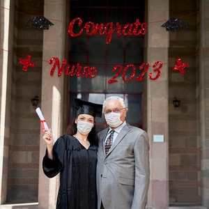 Dettaglio dello striscione Congrats Nurse glitterato rosso per festa di laurea infermieristica