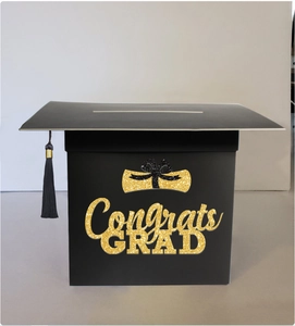 Vue détaillée de la boîte à cartes de diplôme avec lettrage pailleté Congrats Grad