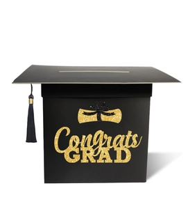 Gros plan sur la boîte cadeau diplômé noire avec texte doré Congrats GRAD et pompon
