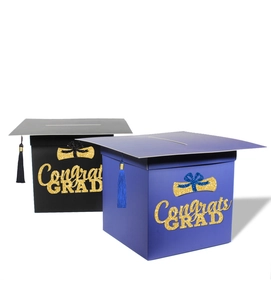 Détail de boîtes à cartes de remise des diplômes avec pompon et texte pailleté bleu et noir