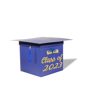 Gros plan sur la boîte cadeau bleue en forme de chapeau de diplôme avec texte doré