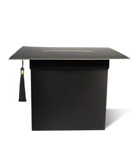 Détail de la boîte cadeau en forme de chapeau de diplômé avec gland et fente à cartes