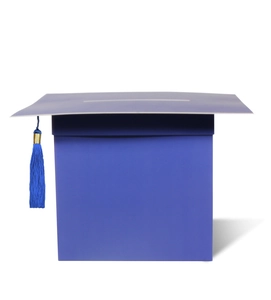Détail de la boîte cadeau en forme de toque de diplôme bleue avec gland décoratif