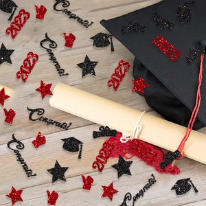 Macro de confettis de remise des diplômes pailletés noir et rouge avec des étoiles