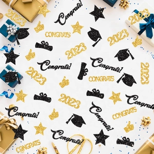 Vue macro de confettis de remise de diplômes pailletés or et noirs avec formes d'étoiles