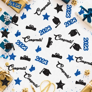 Macro de confettis de remise des diplômes 2023 avec chapeaux de docteur et étoiles