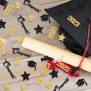 Détail de confettis de remise de diplôme pailletés noirs et dorés avec étoiles et chapeaux