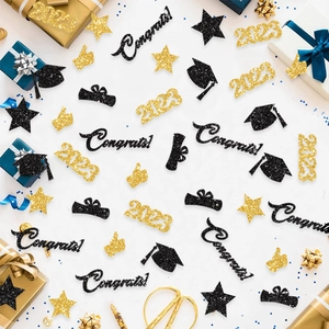 Gros plan de confettis de table de diplôme avec mortier scintillant et formes d'étoiles
