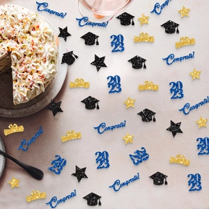Gros plan de confettis de table de remise de diplôme scintillants avec chapeaux et étoiles