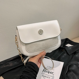 White crossbody bag with gold chain strap and M-letter clasp in stylish setting