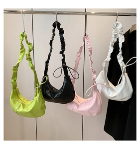 Détails de bretelles froncées et cordons de serrage sur des sacs cabas colorés