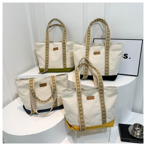 Vue détaillée des grands sacs fourre-tout en toile avec sangles de style ethnique
