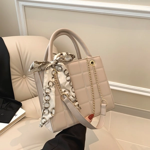 Gesteppte beige Handtasche mit elegantem Seidentuch und goldener Gliederkette