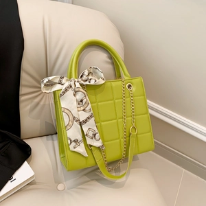 Lindgrüne gesteppte Handtasche mit Seidentuchgriff und goldener Kettenschulterkette