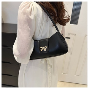 Vue détaillée de dos du sac baguette noir avec boucle en forme de nœud doré