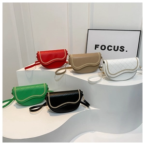 Bolsos de montura acolchados en cinco colores con borde de cadena y correas finas