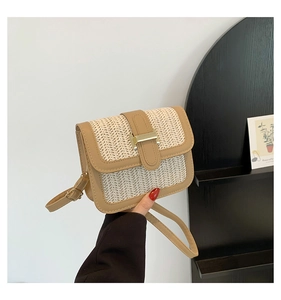 Gros plan d'un sac bandoulière rétro en paille tressée beige et cuir marron