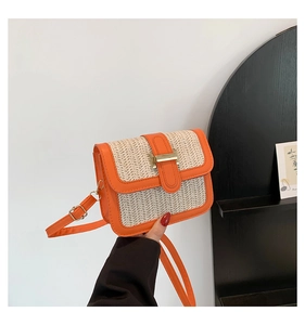 Détails de la bordure en cuir orange et du tissage en paille beige du sac à bandoulière