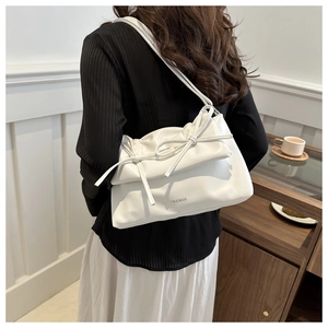 Dettaglio della borsa a spalla bianca in pelle PU con fiocchi e elegante design a pieghe