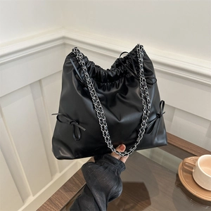 Sac fourre-tout minimaliste en cuir noir avec chaîne métallique et nœud latéral