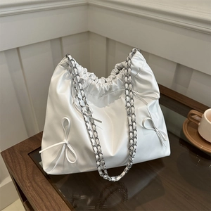 Sac fourre-tout blanc en cuir souple avec bandoulière chaîne argentée et nœuds décoratifs