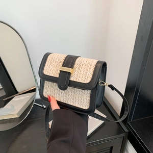 Sac bandoulière chic en paille beige avec bordure en cuir noir et boucle dorée, style 2024