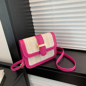 Sac bandoulière en paille avec garniture en cuir rose et boucle dorée en forme de H