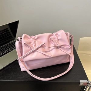 Elegante borsa a spalla rosa con fiocchi decorativi e raffinata trama plissettata moda