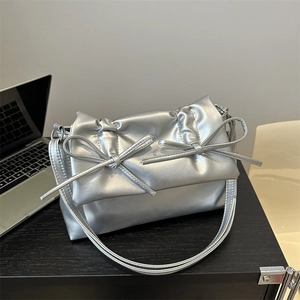 Borsa a spalla argento con fiocchi e pelle metallizzata a pieghe per donna