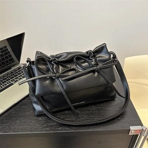 Elegante borsa a tracolla nera con pieghe, fiocchi e scritta Fashion & Bags