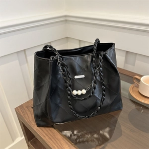 Women Quilted Tote Bag Large Capacity PU Leather Shoulder Bag With Artificial Pearl Chain And Braided Handle Fashion Daily Travel Bag