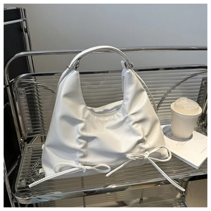 Détail du sac hobo en cuir PU blanc avec nœuds et bandoulière chaîne argentée