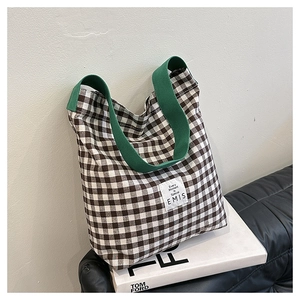 Détail du sac cabas vintage à carreaux avec anses en toile verte et étiquette EMIS