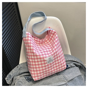Gros plan du sac cabas en toile à carreaux rose et blanc avec logo EMIS et sangle