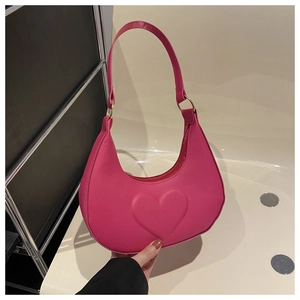 Detailansicht der pinkfarbenen Halbmond-Tasche mit Herzprägung und goldener Hardware