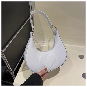 Détail du sac hobo blanc avec gaufrage coeur en 3D et anneaux en métal doré