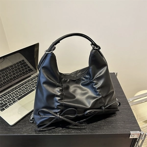 Sac hobo noir plissé avec détails de nœuds pour femmes, sac à bandoulière chic et minimaliste