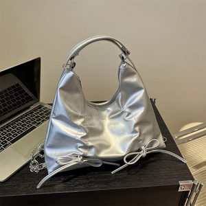Sac à bandoulière hobo argenté métallique avec nœuds élégants et bandoulière large