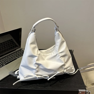 Sac à bandoulière blanc plissé chic avec nœuds décoratifs et chaîne argentée pour femme