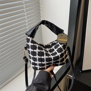 Sac à main chic à carreaux noirs et blancs avec poignées en cuir et bandoulière