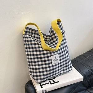 Cabas classique en toile à carreaux noir et blanc avec anses jaunes contrastées