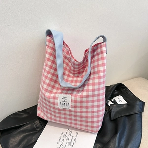 Sac fourre-tout en toile à carreaux roses avec anses bleues et logo EMIS pour le quotidien