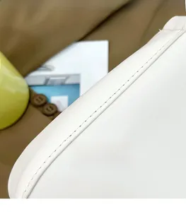 Dettaglio delle cuciture precise e della trama in pelle di una borsa bianca chic