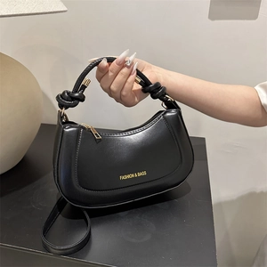 Sac hobo noir pour femme avec poignée nouée et logo doré au design minimaliste