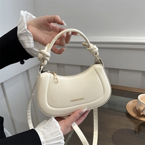 Sac hobo minimaliste en cuir blanc crème avec poignée nouée et lettres dorées