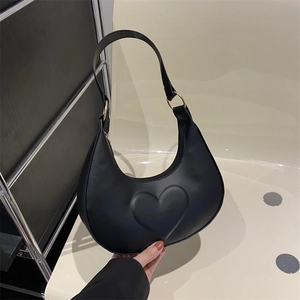 Sac hobo noir en demi-lune avec motif de cœur embossé et anneaux dorés élégants
