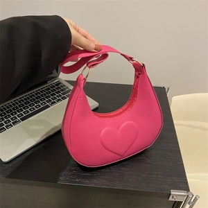 Sac à bandoulière rose fuchsia en forme de croissant avec gaufrage cœur élégant