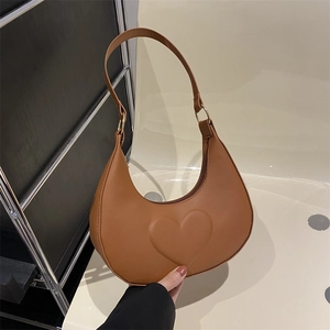 Sac hobo marron en cuir avec détail de cœur en relief et boucles dorées chic