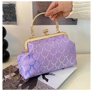 Detailansicht der lila Pailletten-Abendtasche mit goldener Schließe und Kettensteg